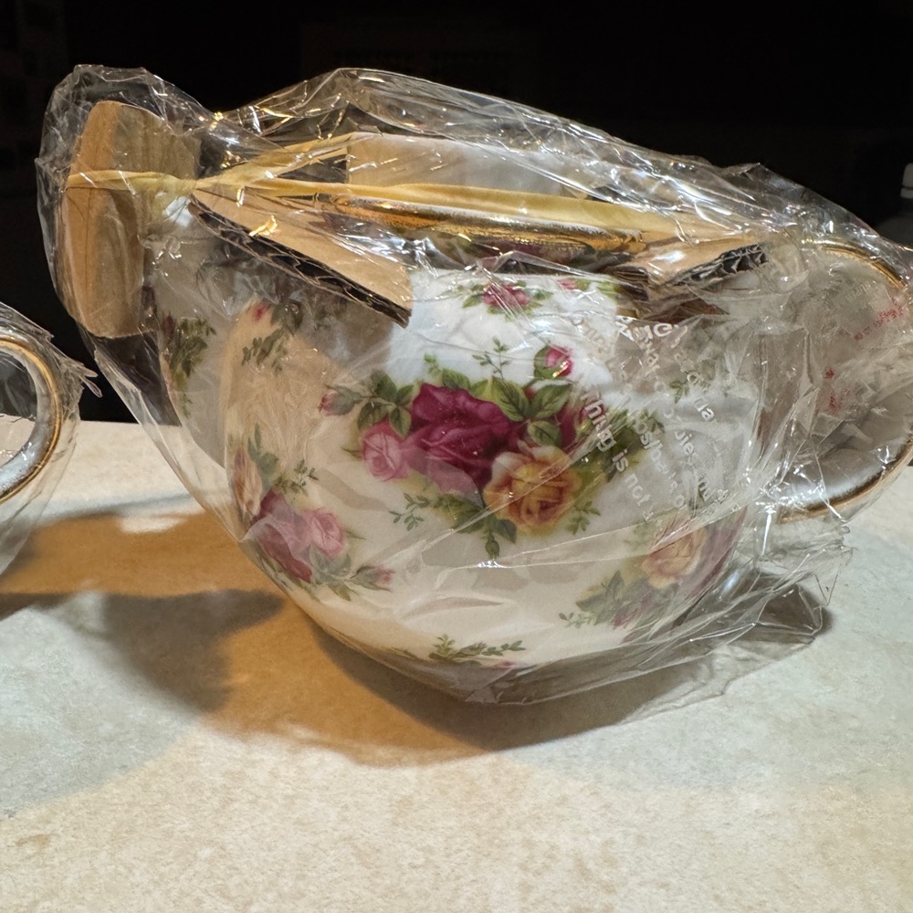 Royal Albert Old Country Roses Tea Set - Picture 2 of 12